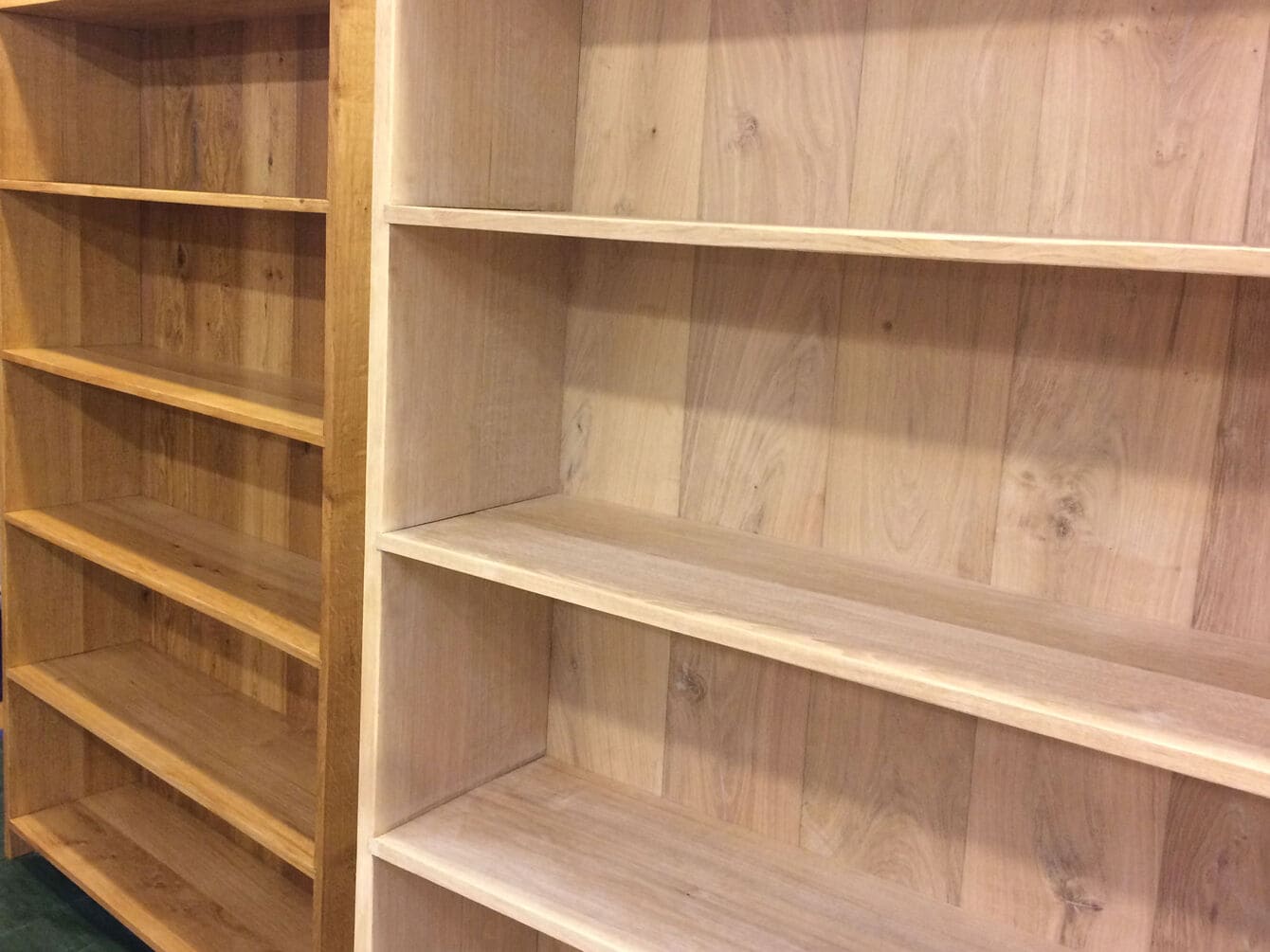 Oak bookcase - Bibliothèque sur mesure en chêne massif - Fait main en Belgique - meubles sur mesure fabriqués à la main avec des outils traditionnels