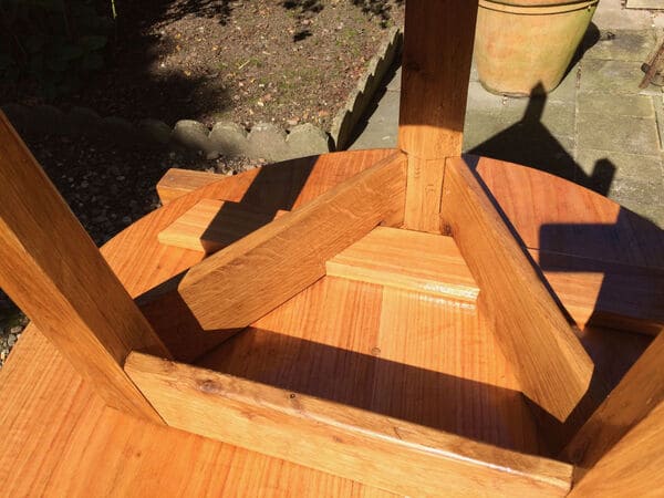 Oak cricket table - Table de cricket en chêne inspirée d'un exemple du XVIIe siècle - meubles sur mesure fabriqués à la main avec des outils traditionnels