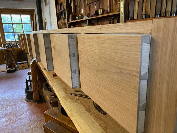 Oak bench - Banc massif en chêne avec 8 tiroirs à queue d'aronde en chêne massif avec une longueur en plus de 3 mètres - meubles sur mesure fabriqués à la main avec des outils traditionnels