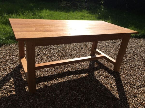 Oak table - Table en chêne classique, conçue pour durer plusieurs générations - meubles sur mesure fabriqués à la main avec des outils traditionnels