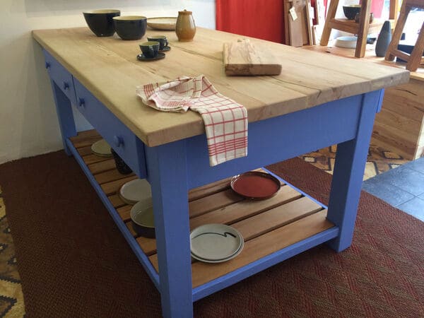 Abbey table - Table de cuisine massive, finie avec de la peinture à l'huile naturelle - meubles sur mesure fabriqués à la main avec des outils traditionnels