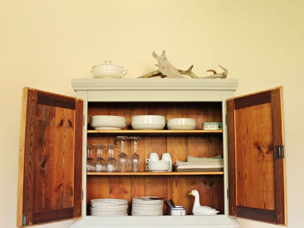 Kitchen cabinet - Cabinet de cuisine suspendue, finie avec de la peinture à l'huile naturelle - meubles sur mesure fabriqués à la main avec des outils traditionnels