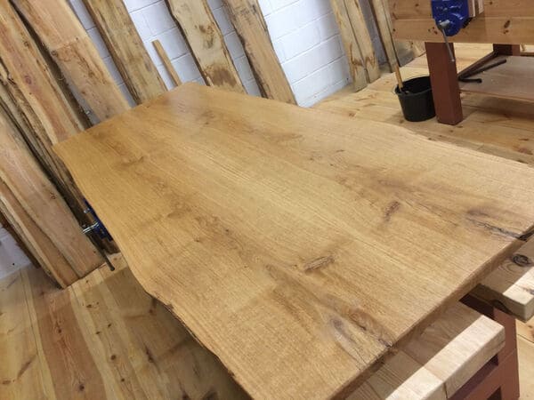 Live-edge - Plateau de table en chêne à bordure vive - meubles sur mesure fabriqués à la main avec des outils traditionnels