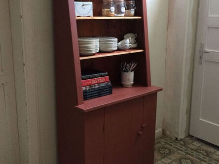 Shaker cabinet - Commode inclinée inspirée par les Shakers - meubles sur mesure fabriqués à la main avec des outils traditionnels