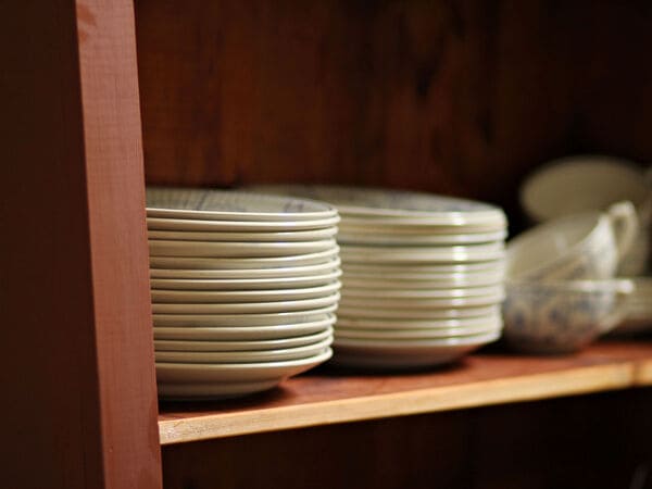 Shaker cabinet - Commode inclinée inspirée par les Shakers - meubles sur mesure fabriqués à la main avec des outils traditionnels