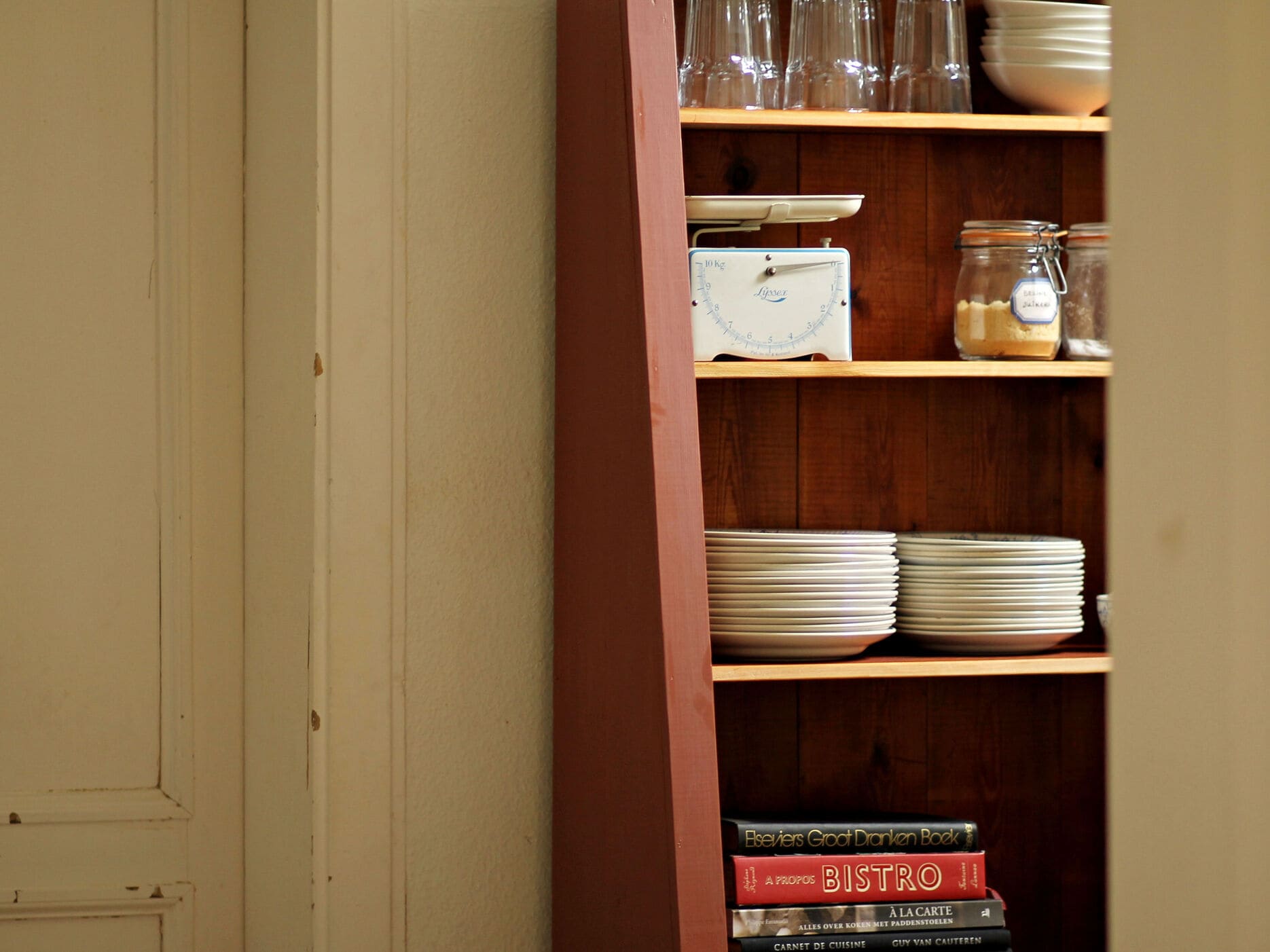 Shaker cabinet - Commode inclinée inspirée par les Shakers - meubles sur mesure fabriqués à la main avec des outils traditionnels