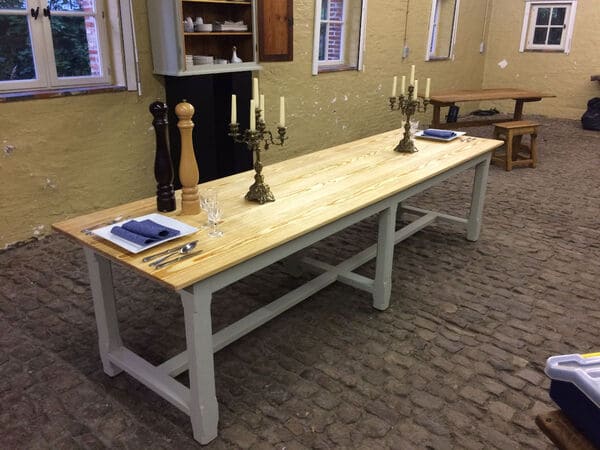 Long table - Table longue en pin - meubles sur mesure fabriqués à la main avec des outils traditionnels