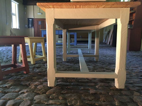 Long table - Table longue en pin - meubles sur mesure fabriqués à la main avec des outils traditionnels